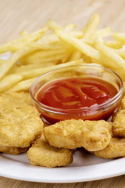 Närbild Läckra Kyckling Nuggets Och Pommes Frites Med Ketchup — Stockfoto