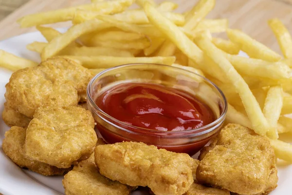 Close Deliciosos Nuggets Frango Batatas Fritas Com Ketchup — Fotografia de Stock