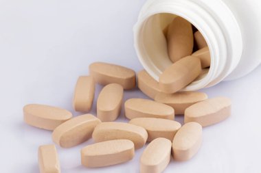 Beyaz arkaplanda, alan derinliği sığ olan çok vitaminli ve minerali kapat