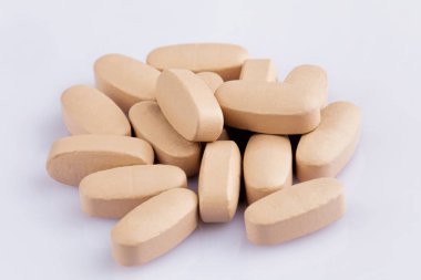 Beyaz arkaplanda, alan derinliği sığ olan çok vitaminli ve minerali kapat