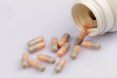 Hipertansiyon İlacını alan derinliği sığ olan beyaz bir arkaplanda kapat