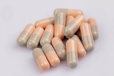 Hipertansiyon İlacını alan derinliği sığ olan beyaz bir arkaplanda kapat