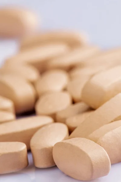 Detailní Záběr Multi Vitamin Minerální Látky Bílém Pozadí Mělkou Hloubkou — Stock fotografie