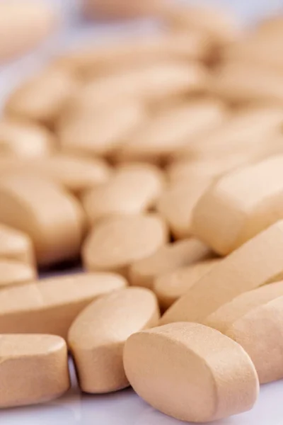 Detailní Záběr Multi Vitamin Minerální Látky Bílém Pozadí Mělkou Hloubkou — Stock fotografie