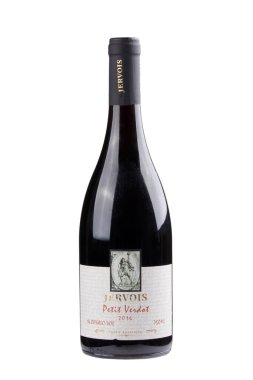 Guilin, Çin 23 Mart 2020 Bir şişe Jervois Petit Verdot. Güney Avustralya 'dan ithal edilen kırmızı şarap, beyaz arka planda izole edilmiş.