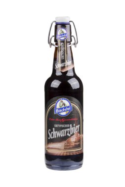 Guilin Çin 29 Mart 2020 Bir şişe Monchshof Schwarzbier. Kulmbach Almanya 'sından ithal koyu bir bira, beyaz arka planda izole edilmiş.