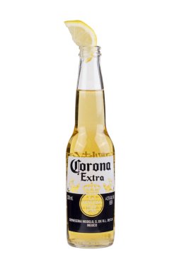 Guilin, Çin, 30 Mart 2020 Corona Extra, Meksika 'da üretilen soluk bira. Dünya çapında en çok satan biralardan biri. Beyaz arkaplanda izole.