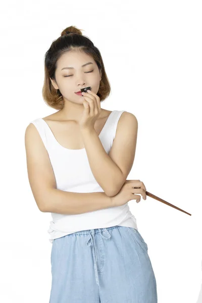 Schöne Chinesische Amerikanerin Hält Sushi Mit Essstäbchen Isoliert Auf Weißem — Stockfoto