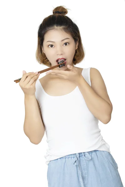 Gyönyörű Kínai Amerikai Kezében Sushi Evőpálcikával Elszigetelt Fehér Háttér — Stock Fotó