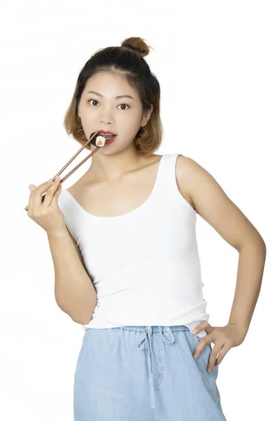 Gyönyörű Kínai Amerikai Kezében Sushi Evőpálcikával Elszigetelt Fehér Háttér — Stock Fotó
