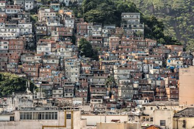 Kenar mahallelerdeki barakalar (aynı zamanda Shantytown olarak da bilinir) Rio de Janeiro 'da fakir bir mahalle. Kenar mahallelerde 300.000 kişi yaşıyor.