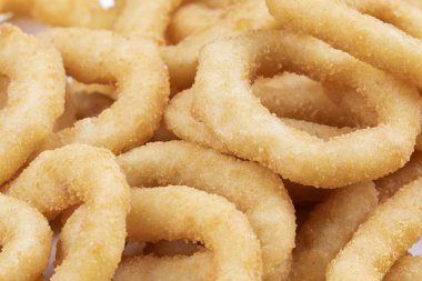 Enfes altın soğan halkalarını tabakta yakın