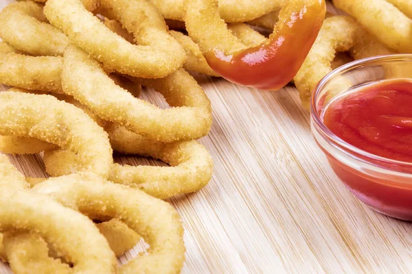 Close Deliciosos Anéis Cebola Com Ketchup Uma Placa Corte Madeira — Fotografia de Stock