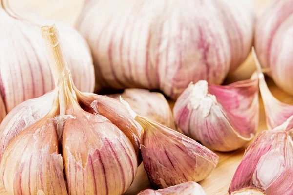 Deliciosos Bulbos Alho Cravos Uma Placa Corte Madeira — Fotografia de Stock