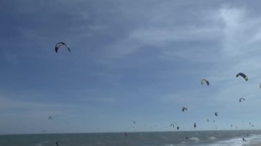 Vietnam sahilde parasailing