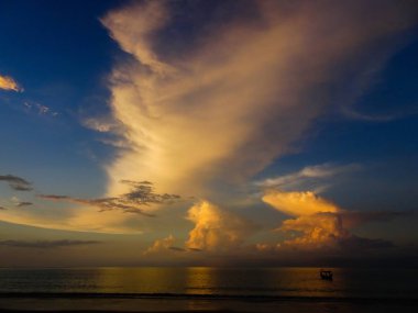 Sunset beach Khao Lak Tayland at