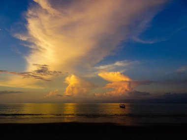 Sunset beach Khao Lak Tayland at