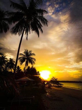 Sunset beach Khao Lak Tayland at