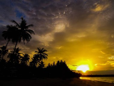Sunset beach Khao Lak Tayland at