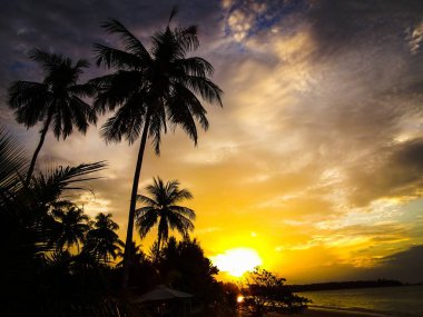 Sunset beach Khao Lak Tayland at