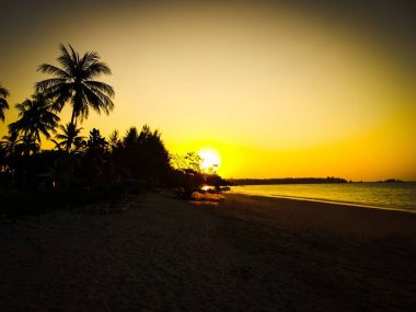 Sunset beach Khao Lak Tayland at