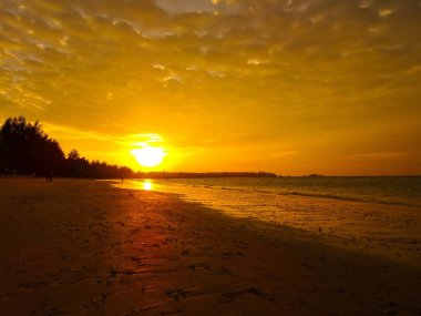 Sunset beach Khao Lak Tayland at