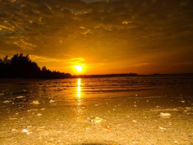 Sunset beach Khao Lak Tayland at