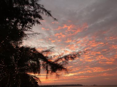 Sunset beach Khao Lak Tayland at