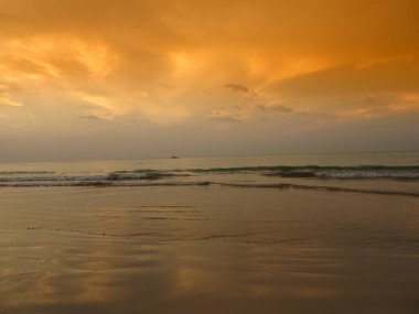 Sunset beach Khao Lak Tayland at