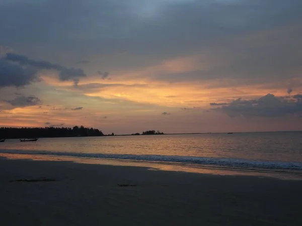 Hermosa Playa Arena Khao Lak Tailandia — Foto de Stock