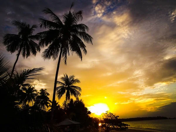 Sunset beach Khao Lak Tayland at