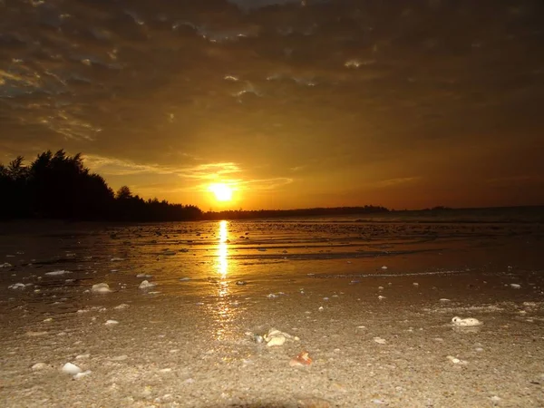 Sunset beach Khao Lak Tayland at