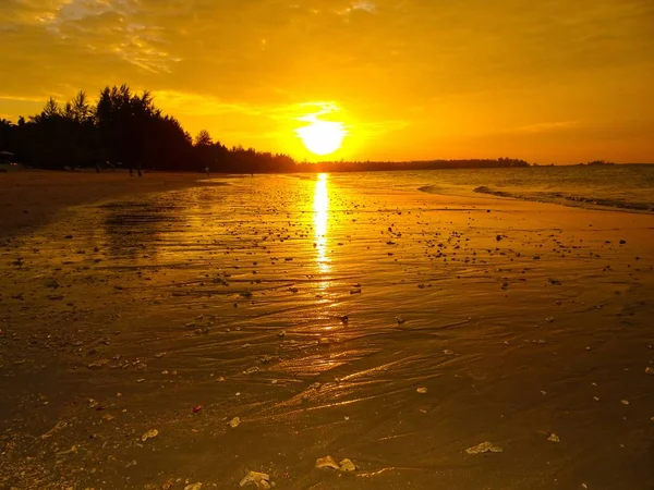 Sunset beach Khao Lak Tayland at