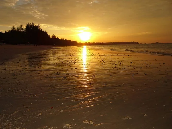 Sunset beach Khao Lak Tayland at