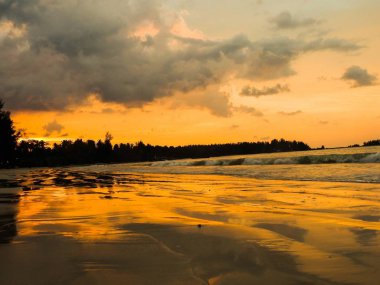 Sunset beach Khao Lak Tayland at