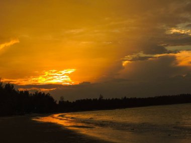 Sunset beach Khao Lak Tayland at