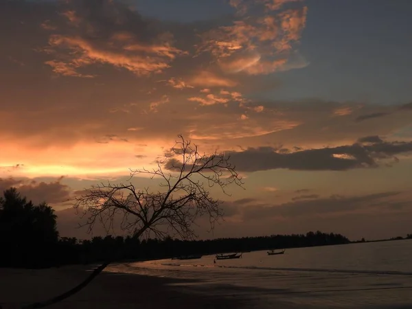 Ηλιοβασίλεμα Στην Ταϊλάνδη Της Παραλίας Του Khao Lak — Φωτογραφία Αρχείου