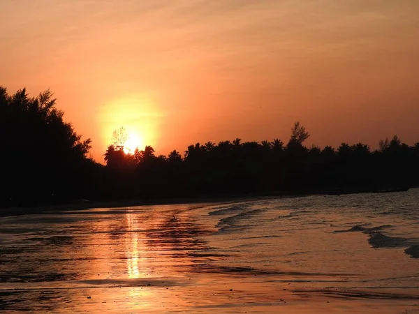 Sunset beach Khao Lak Tayland at