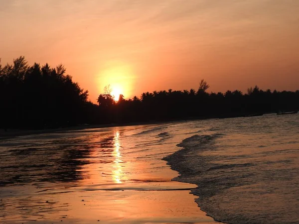 Sunset beach Khao Lak Tayland at