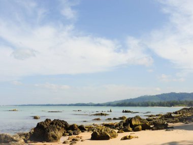 Kayaların üzerinde kumlu plaj, Khao Lak