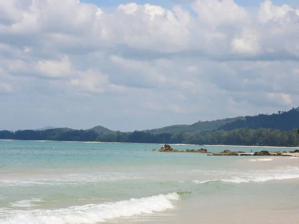 Kayaların Üzerinde Kumlu Plaj Khao Lak — Stok fotoğraf