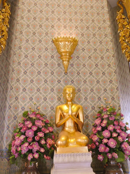 タイの寺工場で黄金の仏像 — ストック写真