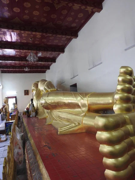 Buda Dourado Uma Planta Templo Tailândia — Fotografia de Stock