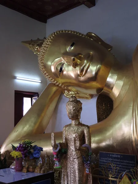 Buda Dourado Uma Planta Templo Tailândia — Fotografia de Stock