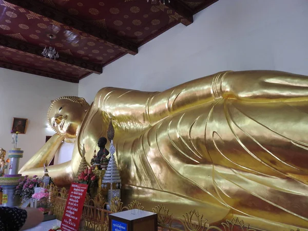 Buda Dourado Uma Planta Templo Tailândia — Fotografia de Stock