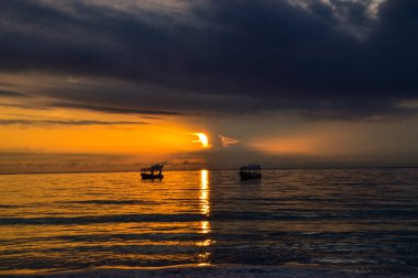 Kenya sahilinde gün batımı ve gün batımı