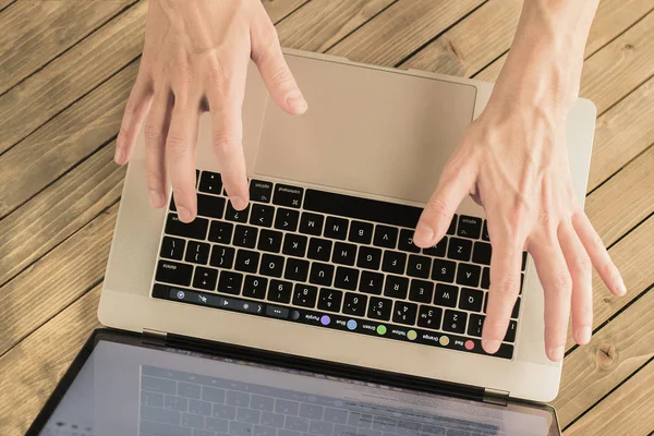 Erkek el üstünde belgili tanımlık klavye. Erkek el Macbook klavyede yazarak görünümü.