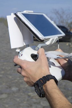 Adam tutarak uzaktan kumanda uçan uçaklar için tablet kullanarak eller.