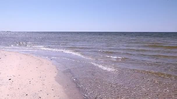 Playa de arena blanca desierta paradisíaca con olas onduladas de océano o mar en un día soleado con cielo azul — Vídeos de Stock