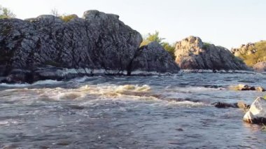 Küçük dağ nehir. Kayaların arasına akan dere ile manzara. Dağlarda su. River rapids